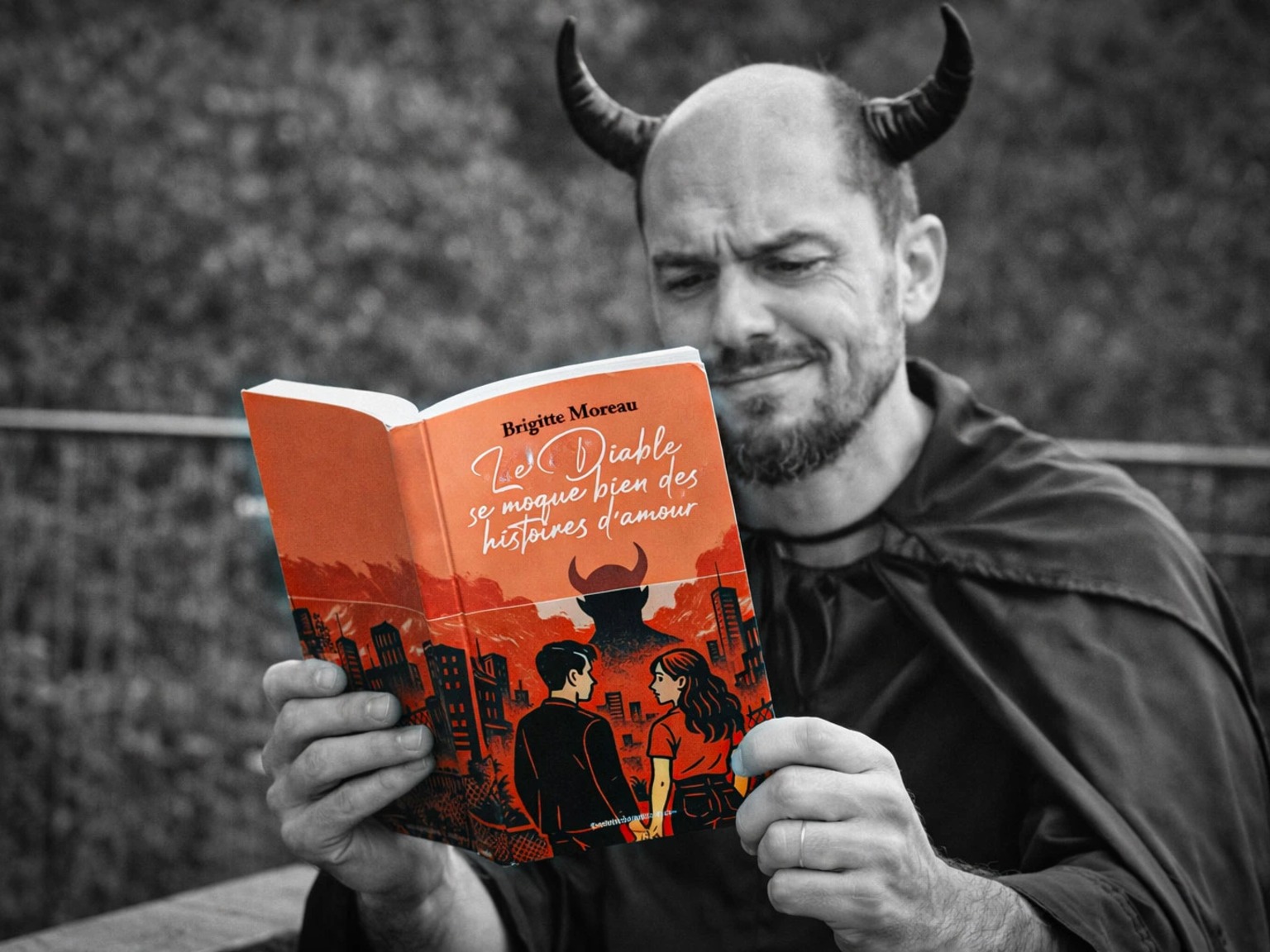 Le Diable lisant le livre.